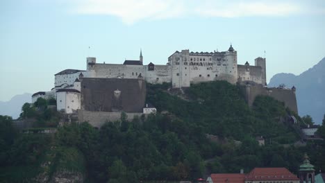 Fortaleza-De-Hohensalzburg-Durante-La-Hora-Azul-A-última-Hora-De-La-Tarde