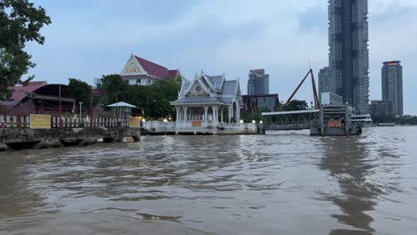 Escena-De-Barcos-Turísticos-Saliendo-Del-Muelle-De-Sathorn-En-El-Río-Chao-Phraya,-Bangkok,-Tailandia