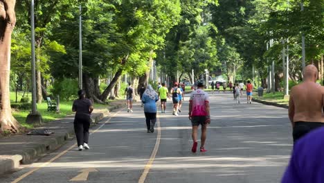 Menschen-Joggen-Im-Multifunktionalen-Lumpini-Park-In-Bangkok,-Thailand