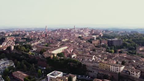Drone-pulling-back-over-Siena,-Italy