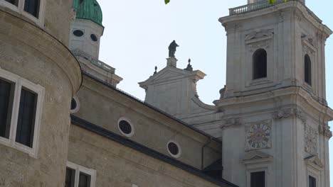 Steinmauer-Und-Kleine-Fenster-Des-Salzburger-Doms