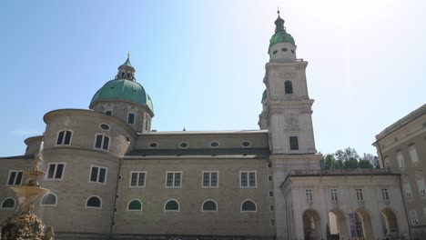 Seite-Der-Steinmauer-Des-Salzburger-Doms