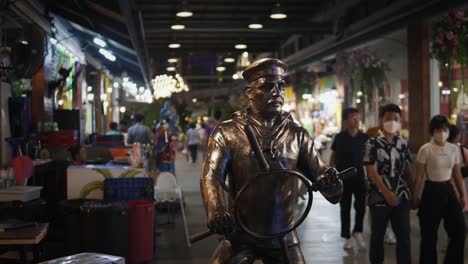 Estatua-De-Bronce-De-Marinero-Solitario-En-El-Mercado-Asiático-En-Bangkok,-Tailandia