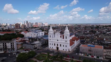 Wunderschöne-Und-Beeindruckende-Kathedrale-Und-Darüber-Hinaus-In-Der-Brasilianischen-Stadt-Belém