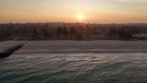 Windiger-Morgen-Entlang-Der-Küste-Von-Perth-Mit-Wellen,-Die-Bei-Sonnenaufgang-Hereinrollen