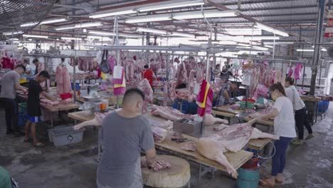 Fleischmetzgerei:-Arbeiter-Auf-Einem-Freiluftmarkt-In-Südostasien,-Malaysia,-Bewegte-Aufnahme
