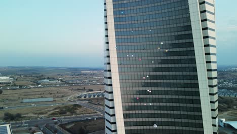 Globos-Volando-Junto-A-Un-Edificio-De-Gran-Altura