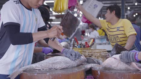 Pescaderías-En-Acción:-Preparación-De-Pescado-Fresco-En-El-Mercado-Húmedo-De-Malasia-Al-Aire-Libre-1