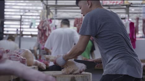Carnicería-De-Carne:-Trabajador-Cortando-Cerdo-En-Un-Mercado-Húmedo-En-El-Sudeste-Asiático,-Malasia,-Tiro-Cercano