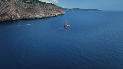Entdecken-Sie-Die-Küste-Des-Salento-In-Apulien,-Italien,-Mit-Atemberaubenden-Drohnenaufnahmen,-Die-Ein-Boot-Auf-See-Zeigen