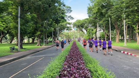 Jogger-Joggen-Im-Multifunktionalen-Lumpini-Park-In-Bangkok,-Thailand