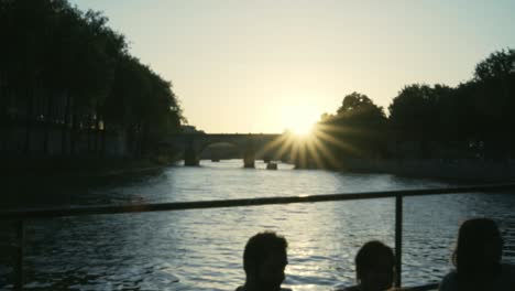 Eine-Gruppe-Von-Freunden-Bei-Sonnenuntergang-In-Paris-Am-Fluss-Siena