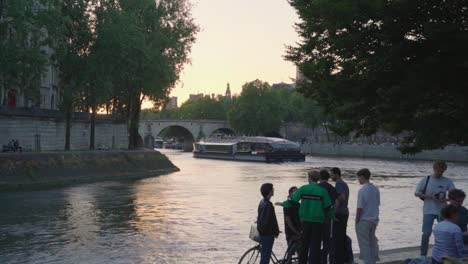 Freunde-Am-Ufer-Des-Flusses-Siena-Bei-Sonnenuntergang-In-Paris