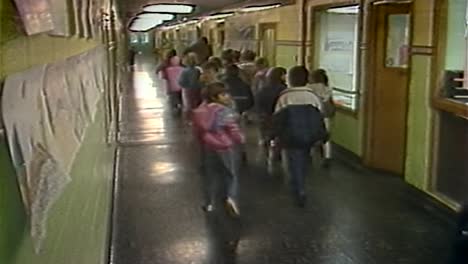 Grundschüler-Der-1980er-Jahre-Gehen-Den-Flur-Entlang