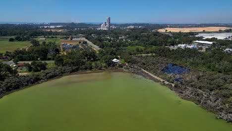 Luftdrohne-Rückwärts-Bewegende-Aufnahme-über-Dem-Lake-Coogee-Entlang-Der-Cockburn-Road-In-Einem-Vorort-Von-Perth,-Westaustralien-An-Einem-Sonnigen-Tag