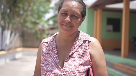 Latina-Honduranische-ältere-Erwachsene-Frau,-Die-In-Die-Kamera-Lächelt
