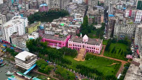 Vista-Aérea-Del-Palacio-Ahsan-Manzil,-Antiguo-Sitio-Patrimonial-De-Dhaka-En-Bangladesh