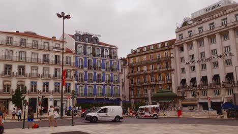 Ein-Typischer-Sommertag-In-Lissabon,-An-Dem-Sich-Menschen-Und-Fahrzeuge-Weiterbewegen