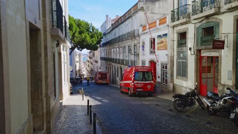 In-Den-Historischen-Engen-Gassen-Lissabons-Befinden-Sich-Wohnungen-Und-Geschäfte
