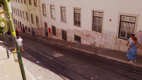 Lissabon-Verfügt-über-Ein-Umfangreiches-Straßenbahnsystem-Für-Die-Öffentlichkeit,-Obwohl-Einige-Lieber-Zu-Fuß-Gehen