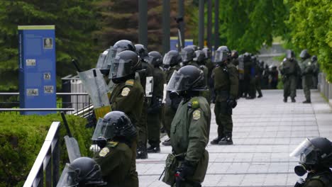 Agentes-De-La-Policía-Antidisturbios-Custodiando-Durante-Una-Manifestación-Para-Protestar-Contra-La-Cumbre-Del-G7.