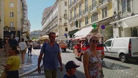 Unterhaltsame-Transportarten,-Die-Von-Touristen-In-Der-Stadt-Lissabon-Genutzt-Werden