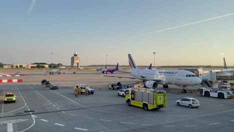 Escuadrón-De-Bomberos-Examinando-Un-Equipaje-Junto-A-Un-Avión-En-La-Pista-Del-Aeropuerto-De-Budapest,-16-De-Julio-De-2023