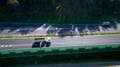 Mehrere-Fahrzeuge-Fahren-Auf-Einer-Mehrspurigen-Autobahn-Am-Wald-In-Wielki-Kack-Gdynia,-Polen