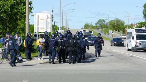 Agentes-De-La-Policía-Antidisturbios-Marcharon-Por-La-Carretera-Durante-La-Cumbre-Del-G7.
