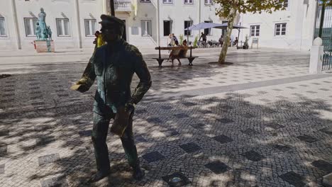 Statuen-Von-Menschen-Und-Besuchern-In-Der-Stadt-Lissabon-In-Portugal,-Handheld