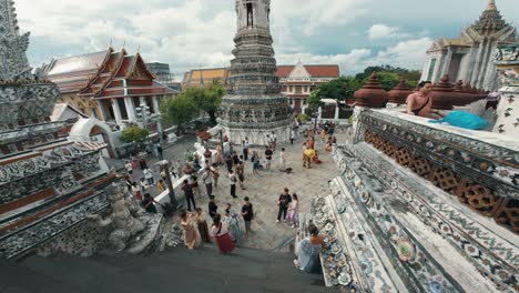 Turistas-Que-Viajan-A-Wat-Arun-Ratchawararam,-Uno-De-Los-Lugares-Famosos-De-Bangkok,-Tailandia