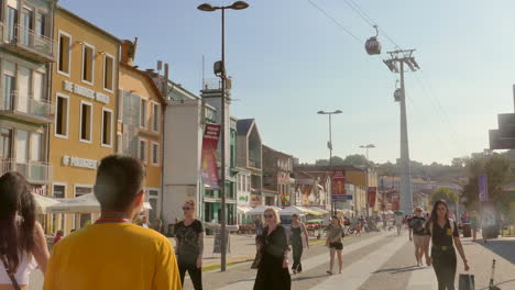 Szene-Von-Menschen-Auf-Der-Straße-Von-Vila-Nova-De-Gaia-In-Portugal