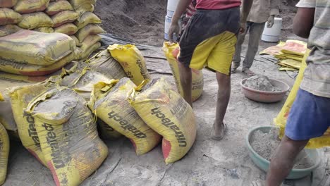 Videoaufnahme-Eines-Bauarbeiters,-Der-Auf-Der-Baustelle-In-Indien-Zement-Vorbereitet