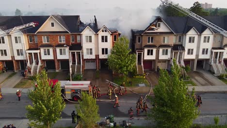 Feuerwehrleute-Löschen-Zwei-Häuser-In-Toronto,-Kanada