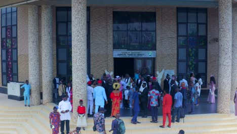 La-Gente-Se-Reúne-En-La-Iglesia-Católica-En-El-área-3-De-Abuja,-Nigeria---Revelación-Aérea