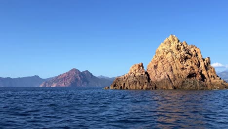 Navegando-A-Alta-Velocidad-A-Lo-Largo-De-Formaciones-Rocosas-Volcánicas-De-Calanques-De-Piana-En-La-Isla-De-Córcega-En-Temporada-De-Verano,-Francia