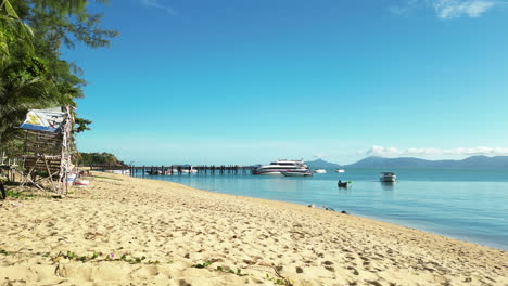 Puerto-De-Ferry-En-La-Playa-Tropical-De-Tailandia,-Vista-Hacia-Adelante-Dolly