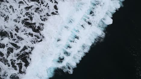 Luftaufnahme-Einer-Perfekten-Welle,-Die-Am-Strand-Bricht