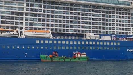 Enorme-Celebridad-De-Crucero-Más-Allá-De-Las-Torres-Sobre-La-Entrega-Del-Camión-Cisterna-De-Combustible