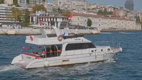 Privatyacht-Vorbereitet-Für-Dinnerparty,-Bosporus-Kreuzfahrt,-Sonnige-Tagesreise