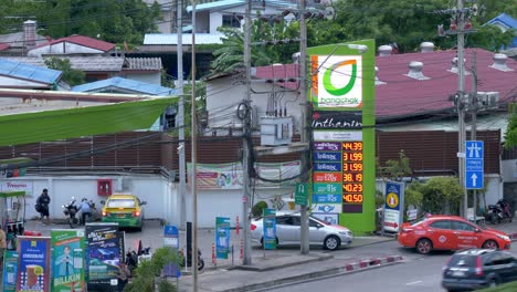 Blick-Von-Oben-Auf-Autos,-Die-Aus-Einer-Tankstelle-Zur-Hauptstraße-Fahren,-Nachdem-Sie-Ihre-Kraftstofftanks-In-Bang-Chak-In-Bangkok,-Thailand,-Aufgefüllt-Haben