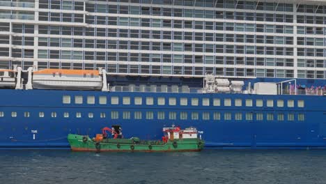 Bunkertankerschiff-Betankt-Großes-Passagierkreuzfahrtschiff-In-Der-Größe-Perspektive