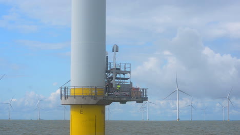 Turbinenwartungsteam-In-Einem-Offshore-Windpark,-Nahaufnahme-Von-Einem-Nahegelegenen-Schiff