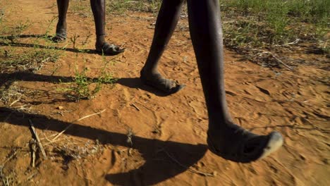 Füße-Eines-Afrikanischen-Kriegers-In-Der-Savanne-Im-Dorf-Des-Karamojong-Stammes-In-Uganda,-Afrika