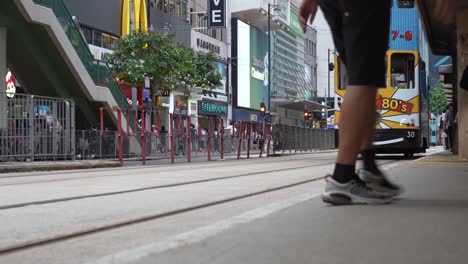 El-Icónico-Tranvía-De-Hong-Kong-Se-Acerca-A-La-Parada-De-Tranvía-En-El-Concurrido-Distrito-Comercial-De-Causeway-Bay