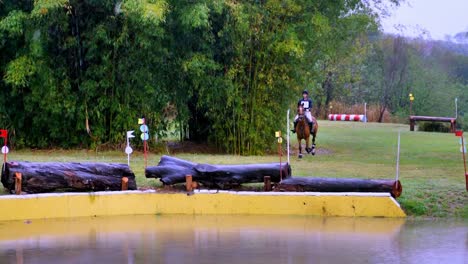 Imágenes-Panorámicas-De-Una-Competición-Ecuestre-De-Cross-Country.