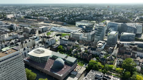 Museo-De-Bretaña-Y-Estación-De-Tren-De-Rennes-En-El-Centro-Cultural-De-Rennes-En-Francia