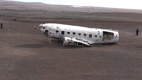 Wrack-Der-United-States-Navy-Douglas-Super-DC-3,-Die-Im-November-1973-Auf-Dem-Schwarzen-Sand-Des-Strandes-Von-Sólheimasandur-Abstürzte