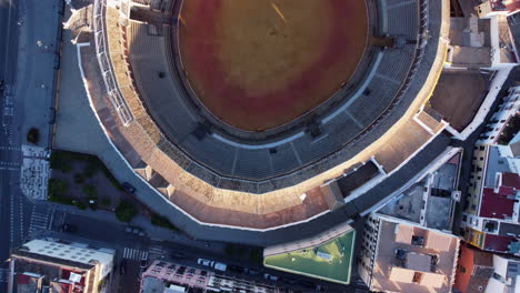 Von-Oben-Nach-Unten-Fliegender-Dolly-über-Der-Runden-Stierkampfarena-Plaza-De-Toros-In-Sevilla