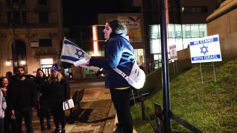 Una-Mujer-Animada-Habla-Ante-Una-Multitud-De-Personas-Que-Apoyan-A-Israel-En-Portland-Maine.